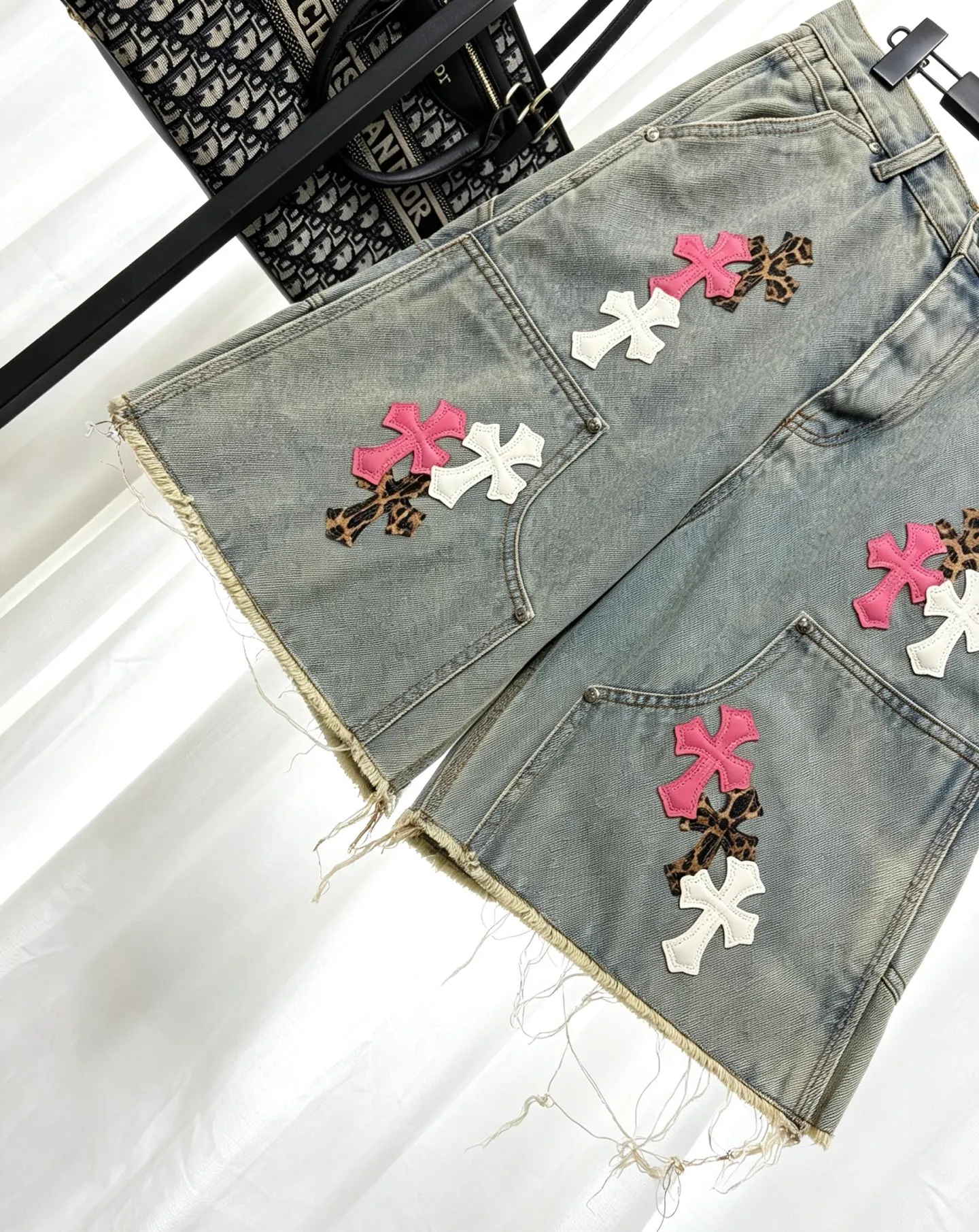 Chrome Hearts Chrome Hearts ， ， 、 Retro 。 ， Series ， ， ， ， 、 、 ， 。 、 、White ， ， ， ， ， 。 Chrome Hearts Retro ｜ + + ， ， ， Size S-XL